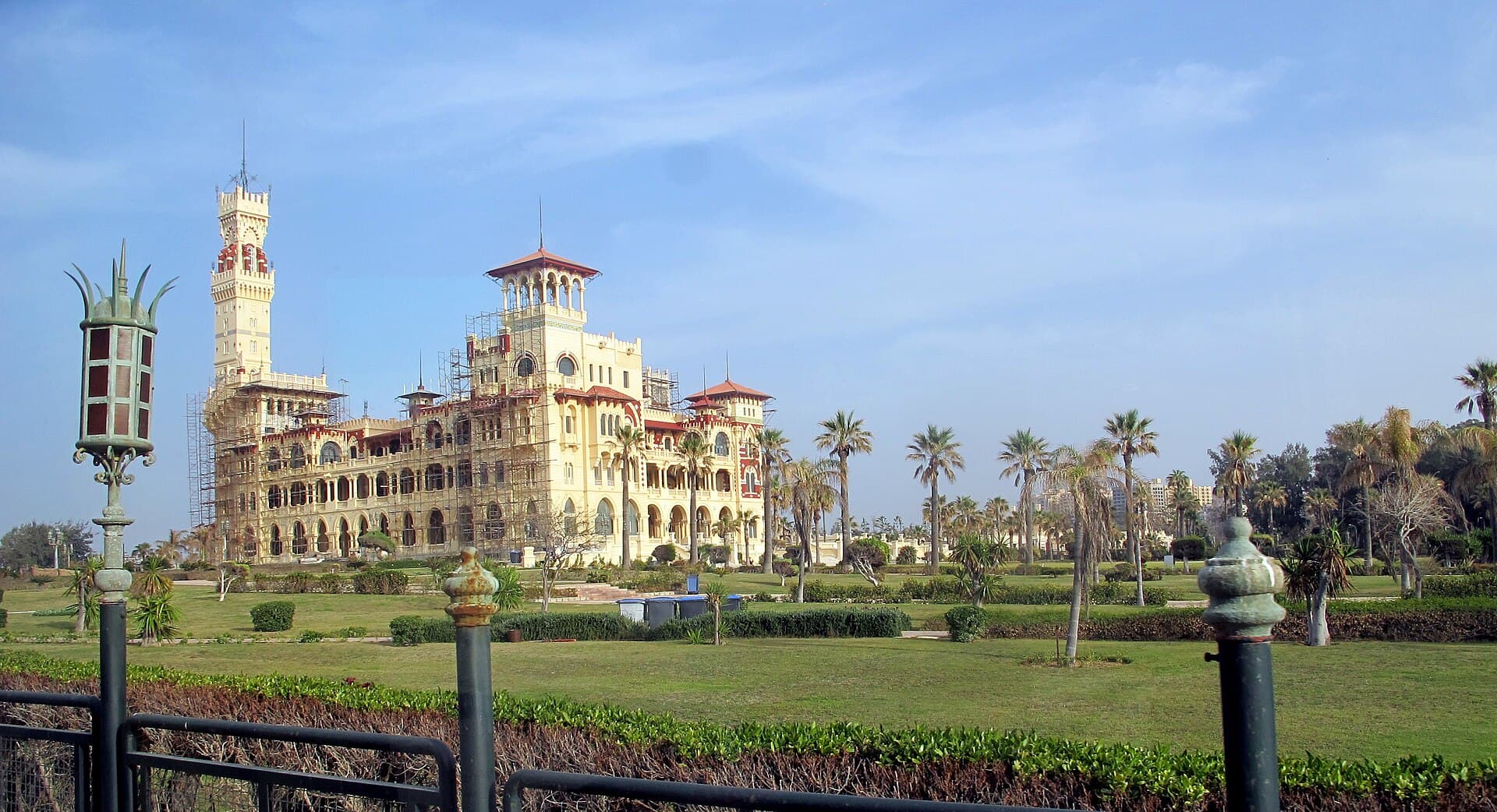 قصر الحرمليك بواجهاته المزخرفة وبرجه المشرف على البحر من داخل حدائق المنتزه